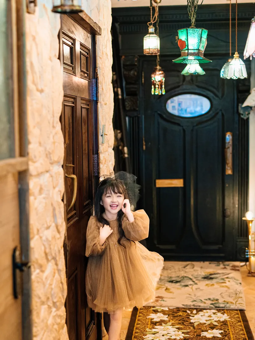 物語の街を歩きながら笑う、洋装のお子さま